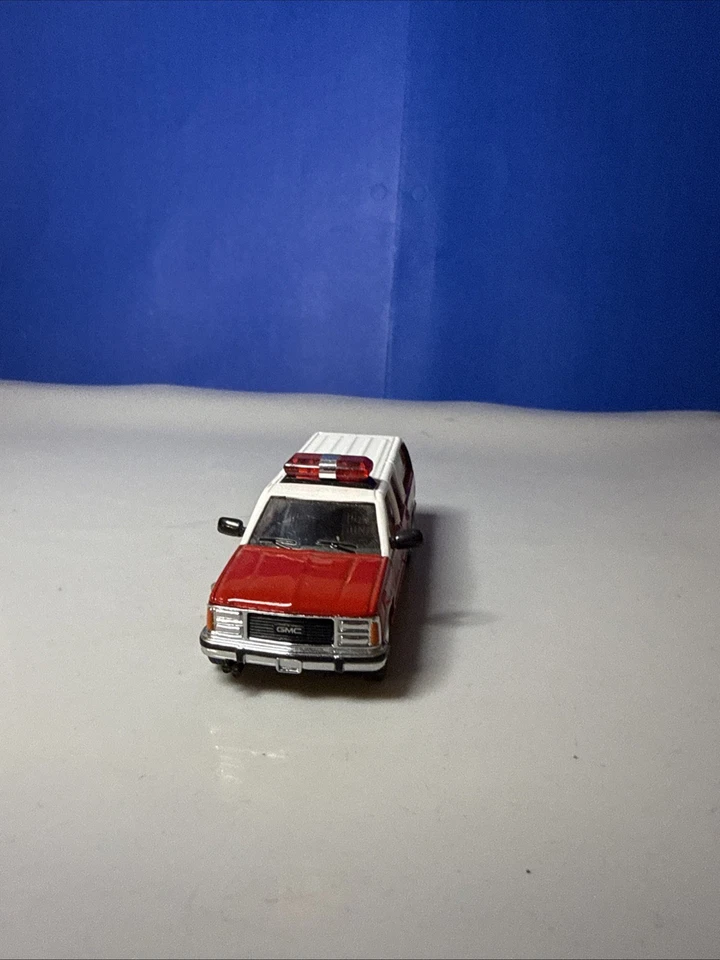 Code 3 1:64 Los Angeles City Fire Department GMC Suburban Battalion 11 - Image 2 of 4