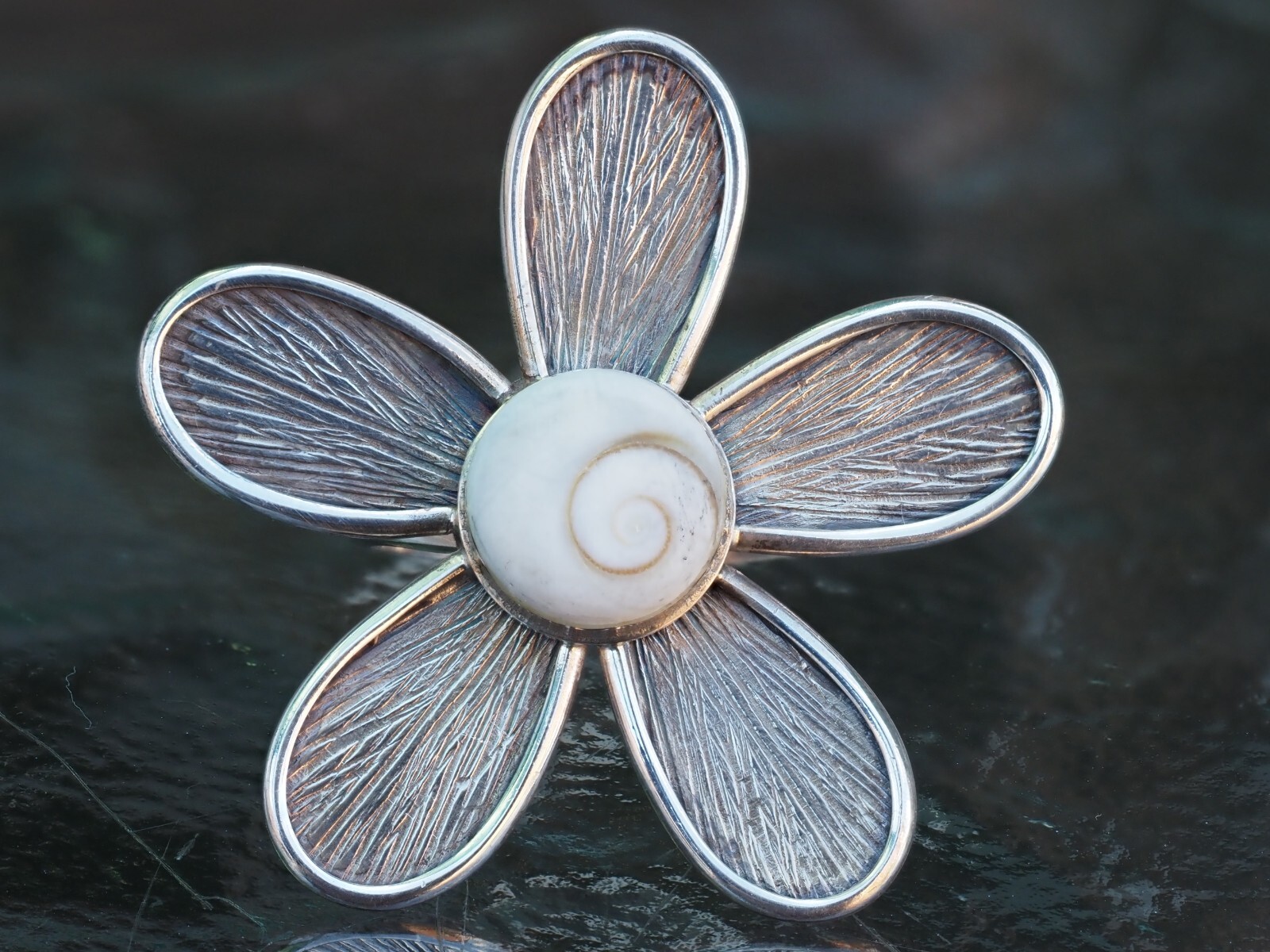 Sterling Silver Daisy Flower Shell Ring Size O, R324