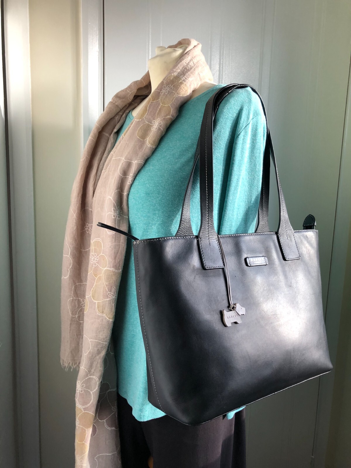 RADLEY BLACK LEATHER SHOULDER TOTE HANDBAG DOG TAG EXCELLENT CONDITION