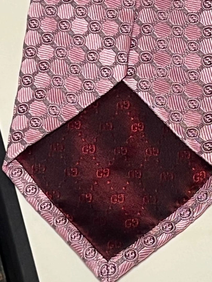 Gravata Gucci nova não usada rosa cinza GG xadrez 100% seda feita na Itália - Imagem 3 de 4