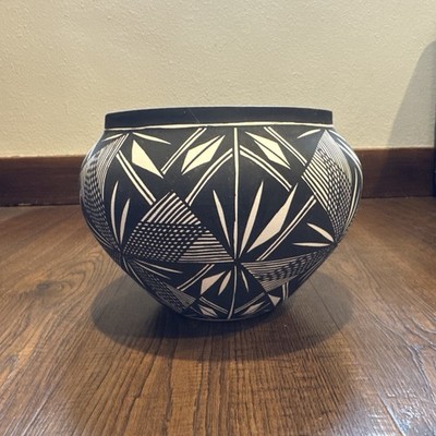 Acoma Pueblo Native Pottery - Signed V Victorino 7.5x5.5 Beautiful Geometric 