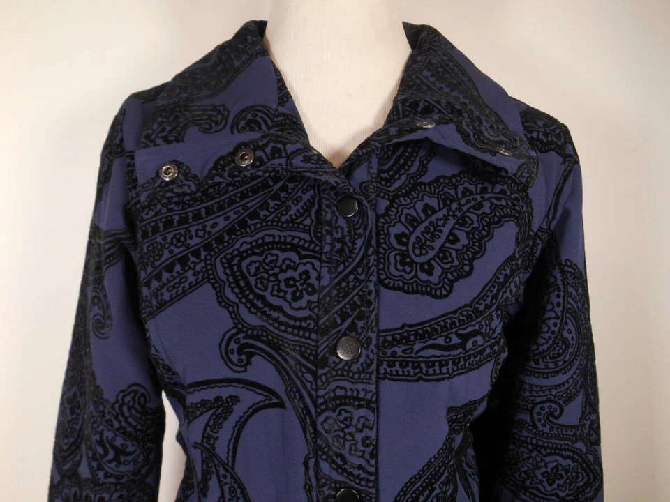 Hermosa Chaqueta Cortavientos Para Mujer Talla 0 Chico's Zenergy Azul Paisley Forrada Foto 2 de 4