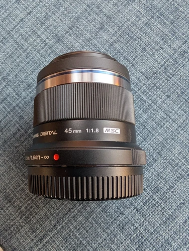 Olympus M.Zuiko Digital ED 45mm f/1.8 Festbrennweite Objektiv - Schwarz... - Bild 1 von 4