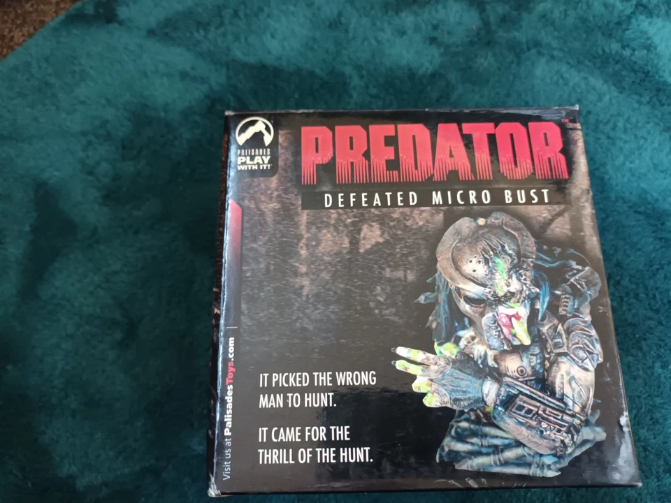 Predator Defeated Mirco Vinyl Figure - Image 2 of 4