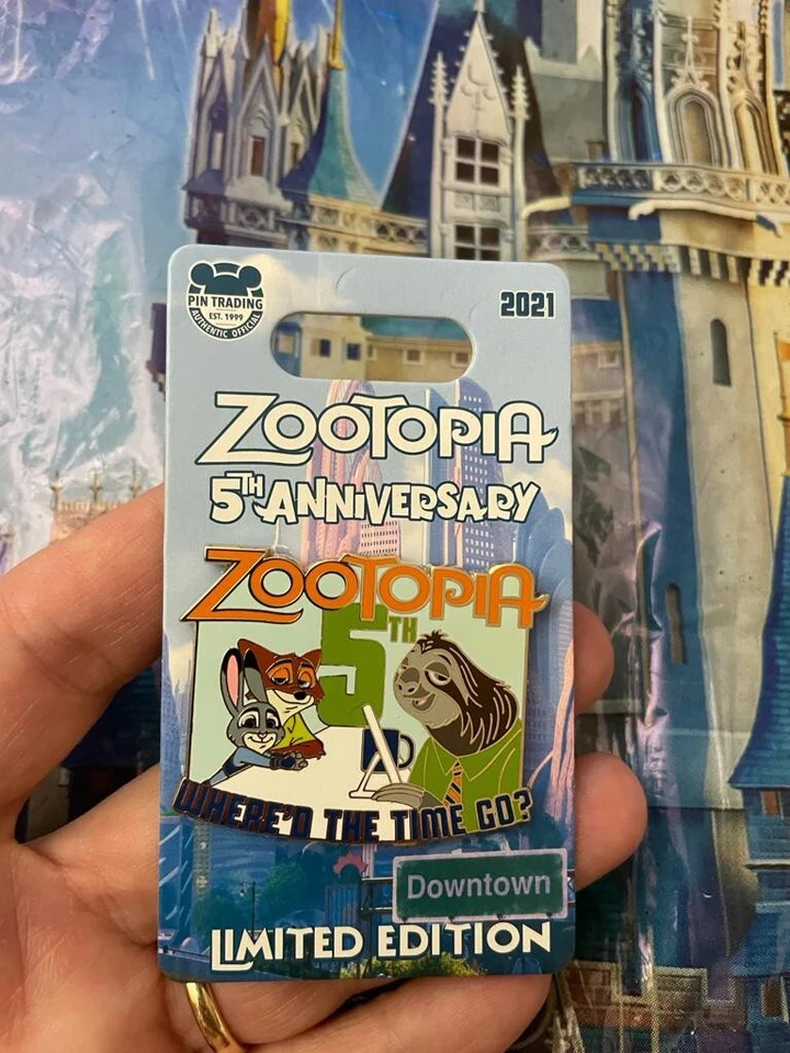 NUEVO Pin LE Zootopia 2021 Parques Disney 5to Aniversario *EN MANO* Foto 2 de 4