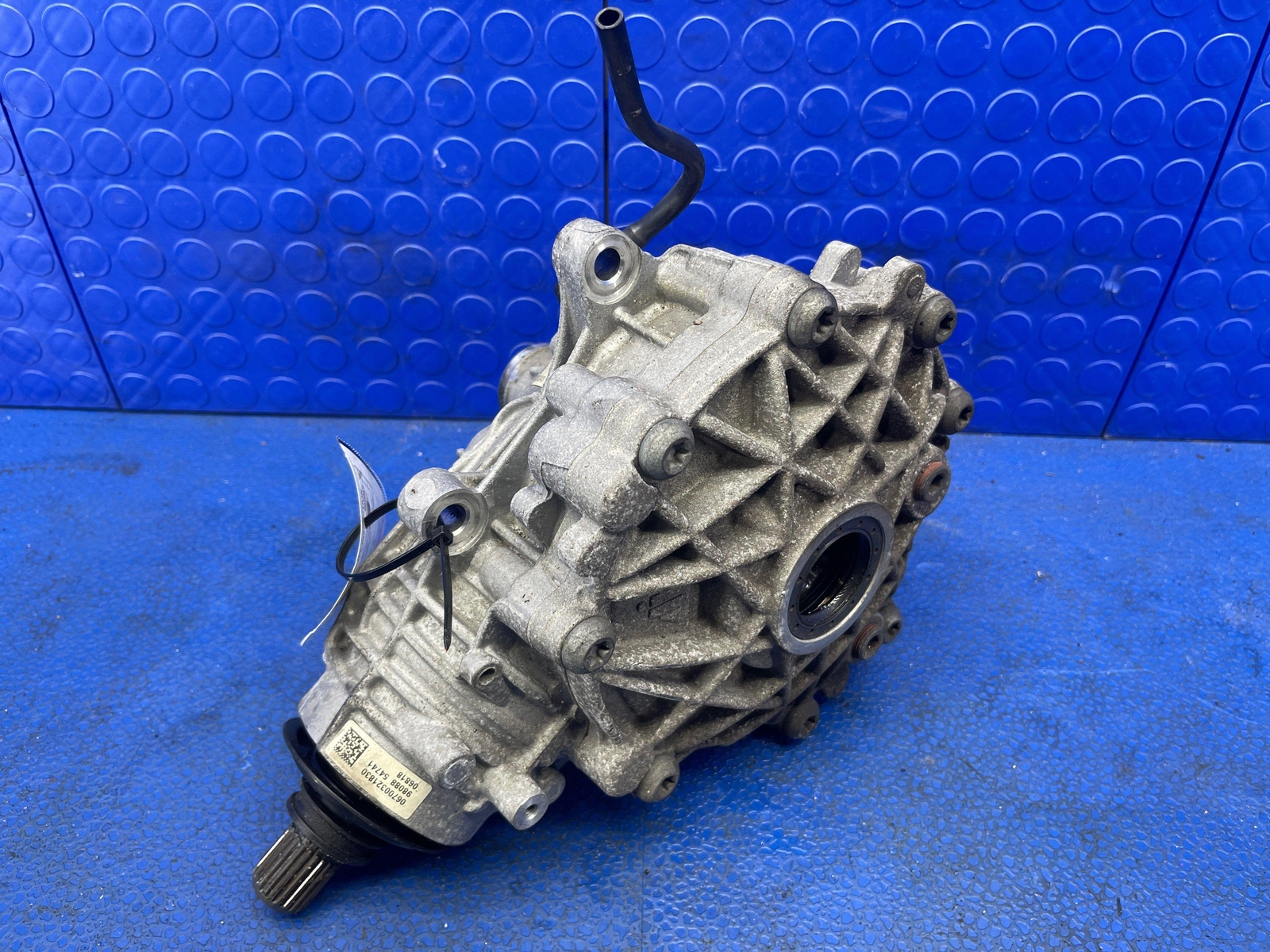 2017-2022 MASERATI LEVANTE AWD FRONT DIFFERENTIAL AXLE CARRIER 670032183
