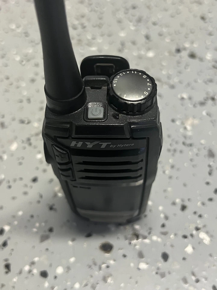 Radio portátil bidireccional HYT TC-320 / TC-320U 16 canales UHF 400-420 MHz con cargador Foto 3 de 4