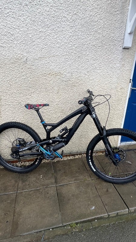 yt tues carbon downhill bike/medium frame