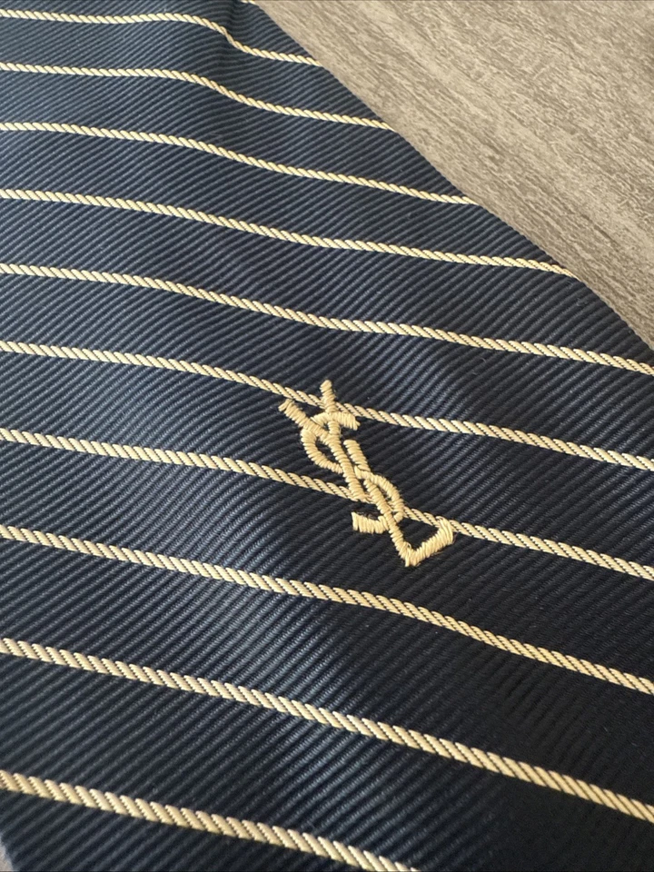 Corbata Yves Saint Laurent azul marino a rayas con logotipo París Nueva York de colección Foto 3 de 4