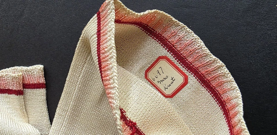 ANTIGUAS MEDIAS TEJIDAS A MANO DE PRINCIPIOS DEL SIGLO XIX CON TAPA A RAYAS OMBRE Foto 4 de 4