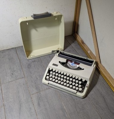Vintage Brother Charger 11 Typewriter in Case