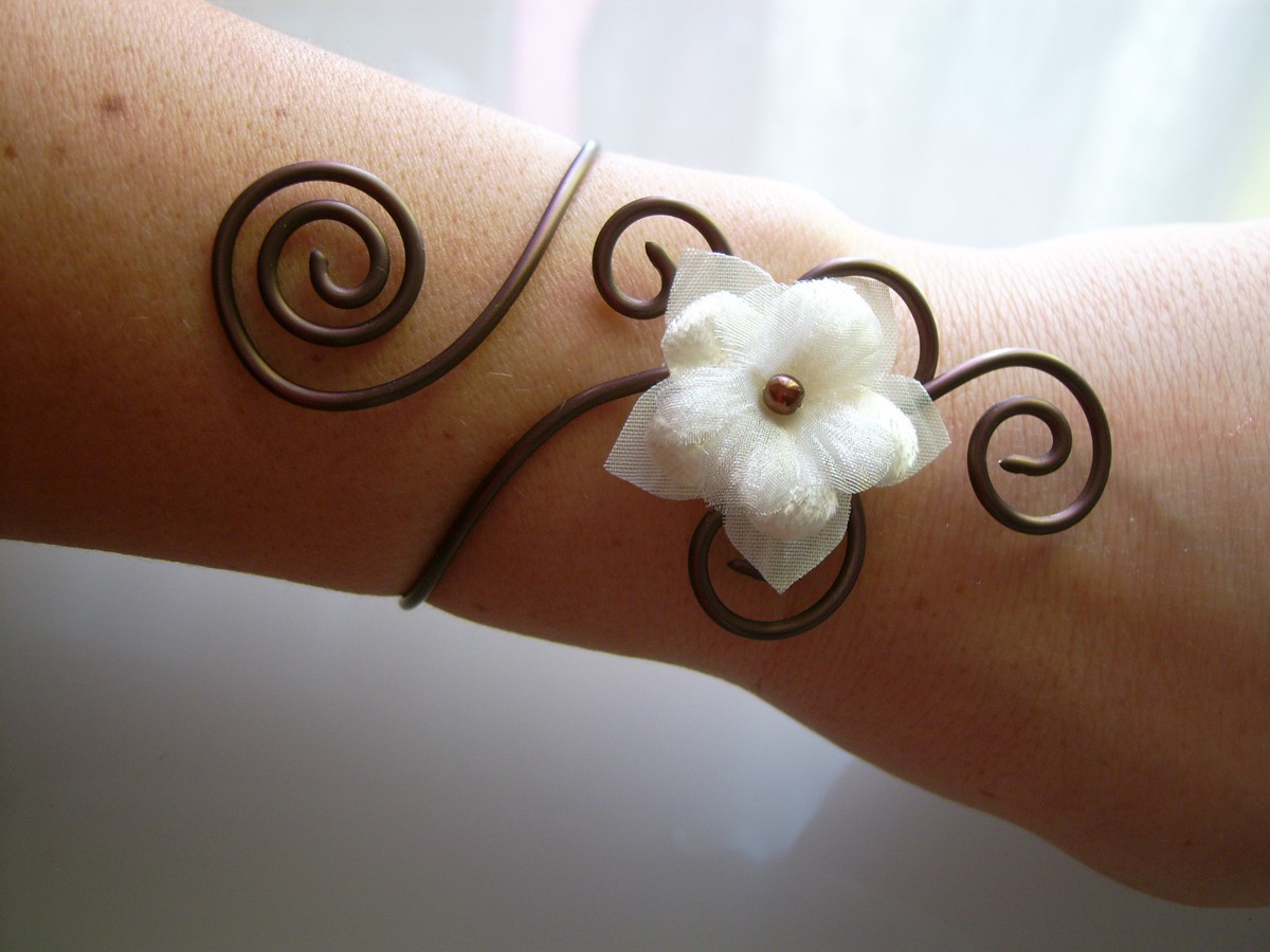 Bracelet Fantaisie Fleur Ivoire/Chocolat Pour Mariée, Mariage Ou Soirée - Bijou Pas Cher En Verre, Neuf Avec étiquettes