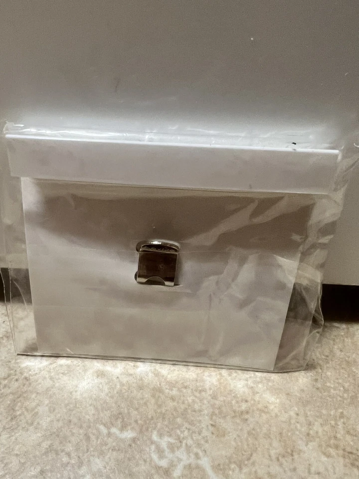 Clip de sombrero de golf Navika con marcador de bola hecho con emoji de caca de cristales de Swarovski. NUEVO Foto 2 de 2