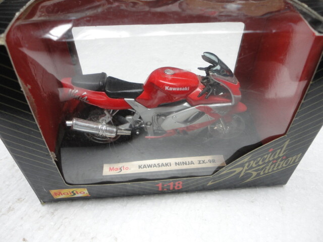 Kawasaki Ninja ZX-9R Red Silver - 1:18 SCALE MODEL 1995