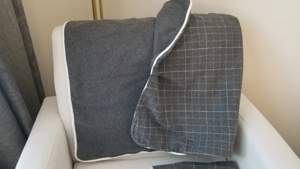 2 fundas de almohada King a cuadros de franela gris cajón y barril Foto 4 de 4