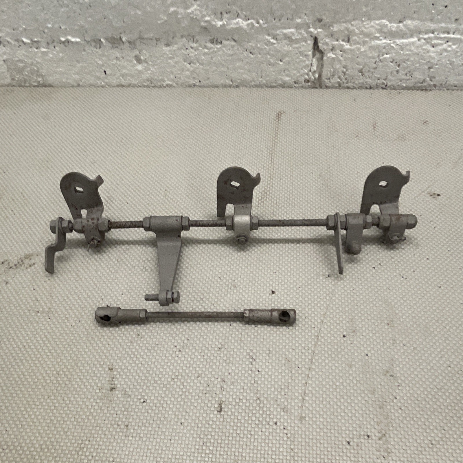Ferrari Dino 246 1972 Throttle linkage
