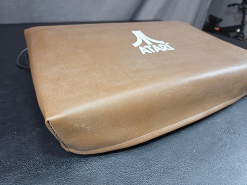 ATARI 2600 raro parapolvere in pelle bello! Copertina Atari 2600 SPEDIZIONE VELOCE!๐จโ
- Foto 3 di 23