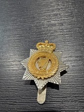 NORTHERN IRELAND SECURITY GUARD SERVICE CAP BADGE QUEENS CROWN P82