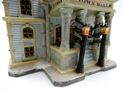 2004 LEMAX VILLAGGIO DI NATALE COLLEZIONE EDIFICIO MUNICIPIO ILLUMINATO - Foto 7 di 15