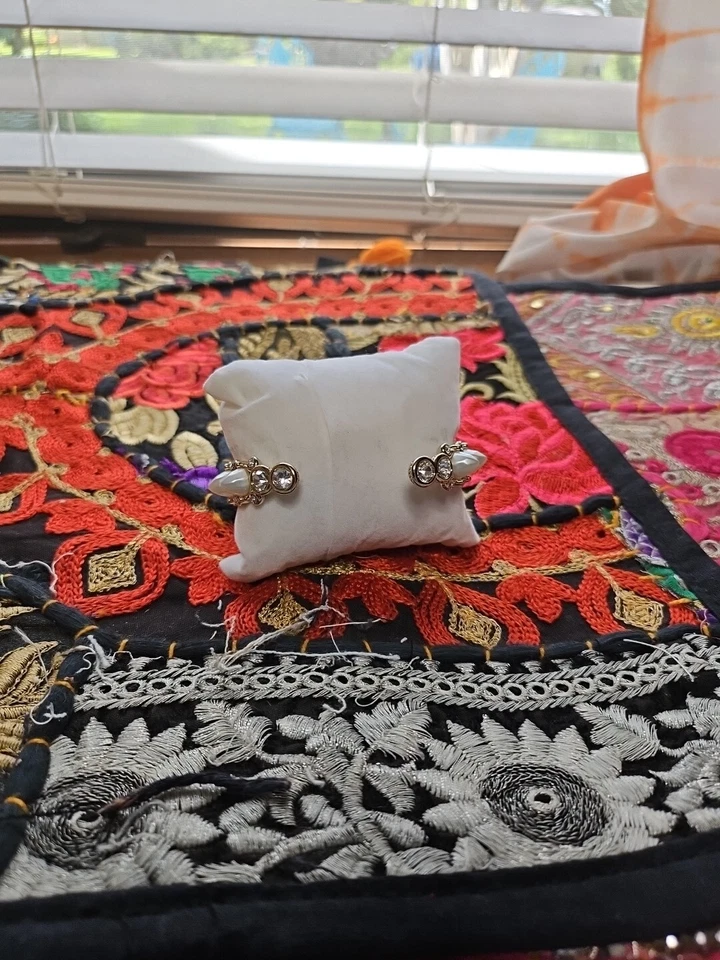 Brazalete brazalete de diseñador de perlas y diamantes de imitación con púas Foto 3 de 4