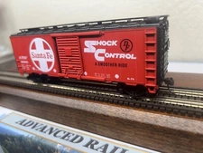 SANTA FE 40ft AAR BOX CAR " SHOCK CONTROL " HO Scale " CUSHION "- DISPLAY RTR