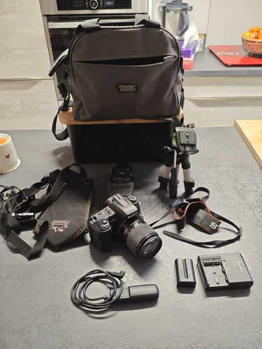 Sony A 300 DSLR-A300 Alpha avec accessoires flash declencheur a distance etc etc