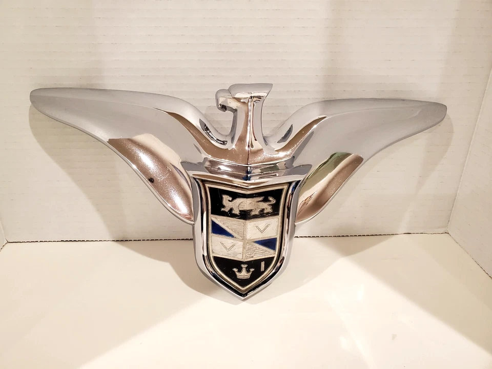 Chrysler Imperial 1955 1956 cabezal parrilla emblema 1599125 muy bonito Foto 2 de 4