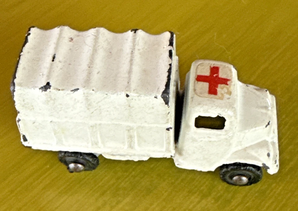 Camión de transporte de colección Barclay de metal de juguete cubierto de lona cabina de cruz roja blanca  Foto 3 de 4