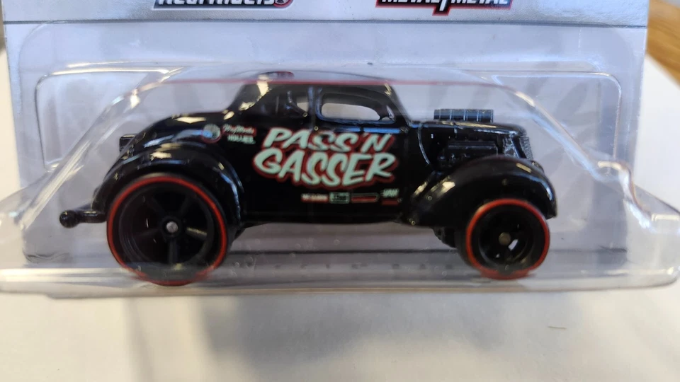 2010 Hot Wheels Larry's Garage 16/39 Pass'n Gasser in Black W/ RR - Image 2 of 3