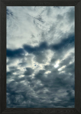 Dramatischer bewölkter Himmel mit Sonnenlicht gerahmtes Wandbild Poster Leinwanddruck Bild