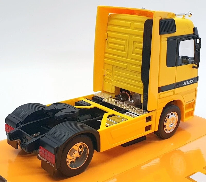 Welly 1/32 Scale Model Car 32280W - Mercedes Benz Actros - Yellow - Image 2 of 4