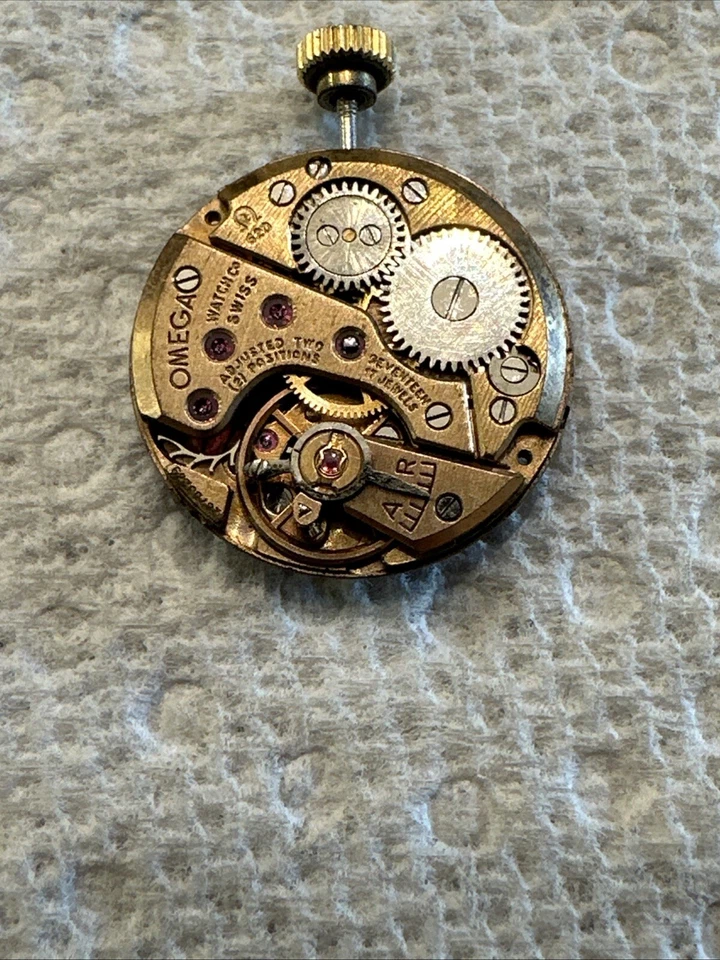 Movimiento vintage Omega calibre 620 17 joyas 2 ajustes para piezas Foto 3 de 4