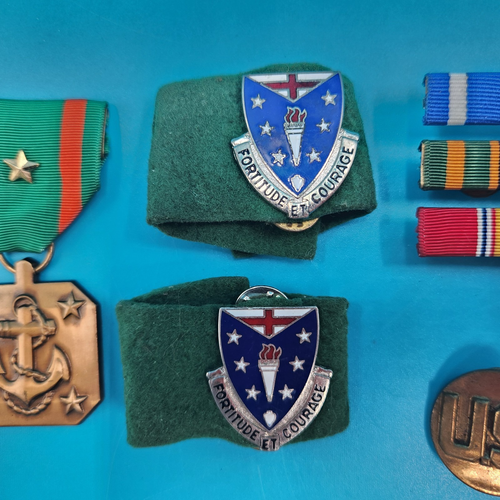 Mixed Lot of Vintage US Military Lapel Pins Patches Medals and Ribbons. - Picture 3 of 12