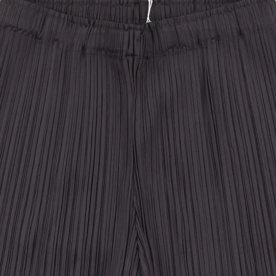 PLEATS PLEASE ISSEY MIYAKE Mujer Colores Mensuales: Abril Negro Pantalones Cortos 3 PVP270 Foto 2 de 4