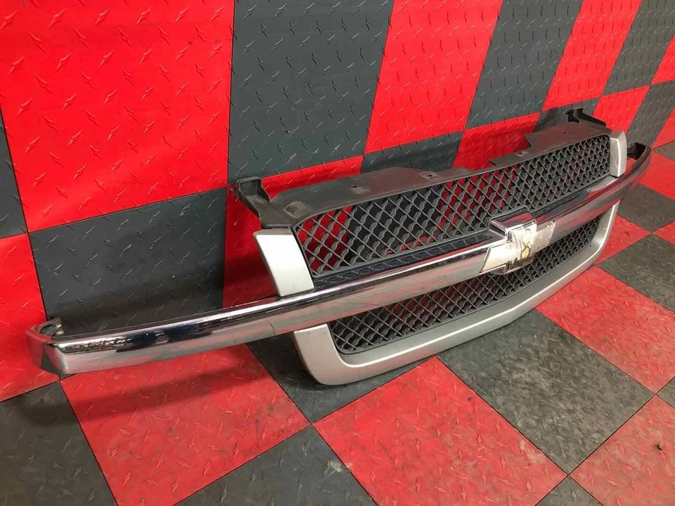 Передняя хромированная решетка в сборе для Chevrolet Silverado 2500 2003-2004 годов выпуска от оригинального производителя No15182295 - Изображение 2 из 4