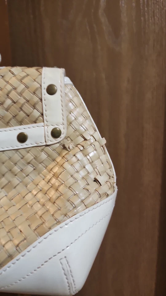 Bolso Coach tejido de paja o rafia con ribete de cuero blanco. Foto 3 de 4