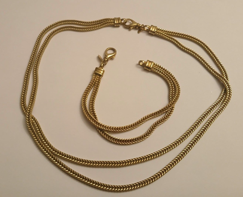 DAS SET AUS STERLINGSILBER/VERGOLDETER HALSKETTE UND ARMBAND.