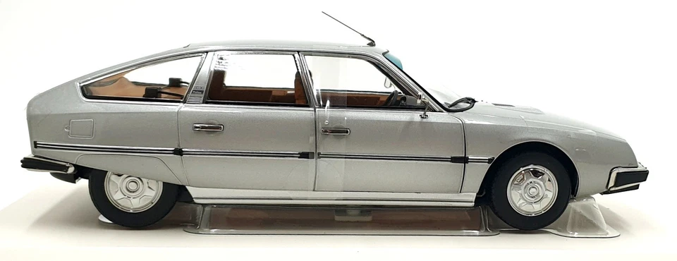 Norev 1/18 Scale Diecast 181810 - 1976 Citroen CX 2200 Pallas - Grey - Image 3 of 4