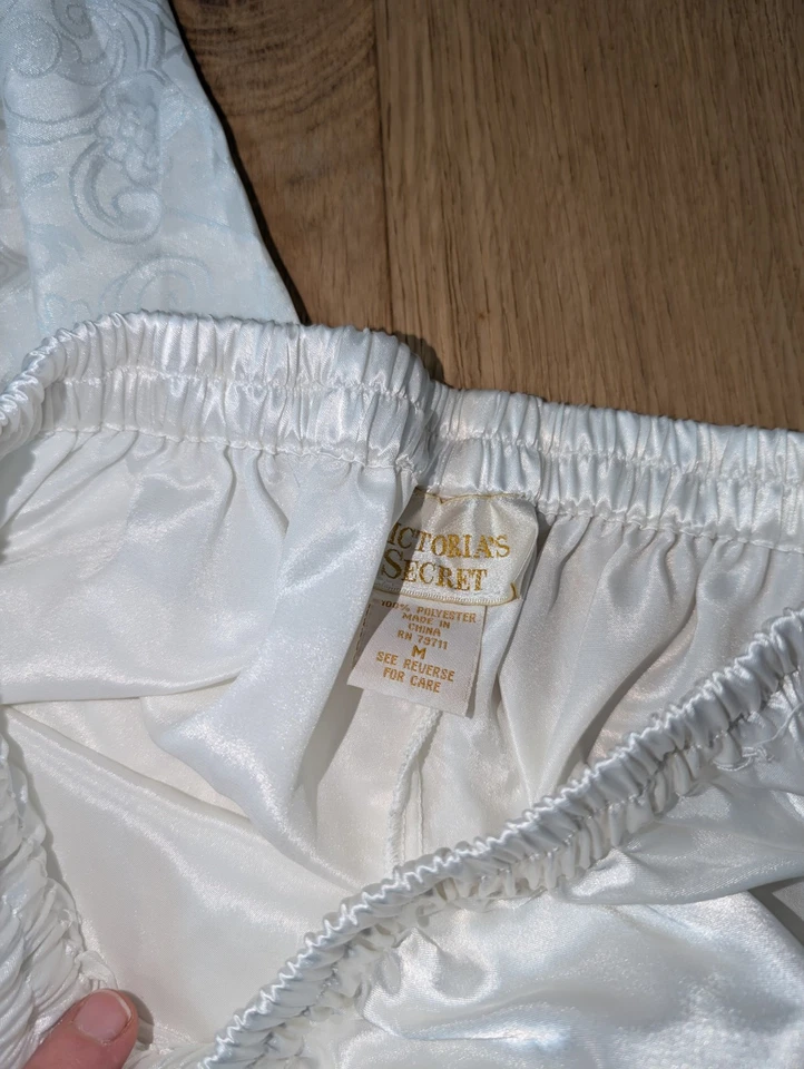 Juego de Pijama Victoria’s Secret Etiqueta Dorada Marfil Sedoso Satén Mediano M De Colección Foto 3 de 4
