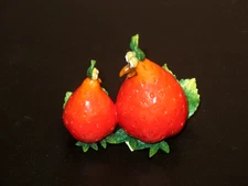 ENESCO HOME GROWN RESIN STRAWBERRY HENS EXCELLENT 2004 NO BOX