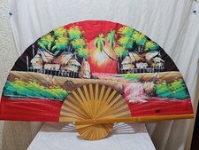 Vintage Deko Wandfächer auf Seidentuch mit handbemalt mit Szene groß