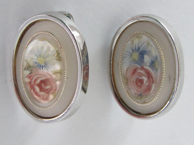 Vintage EARRINGS Snapback White Siver tone Rose Flowers Costume Jewelry 