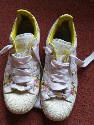 adidas trainers with 3 dots