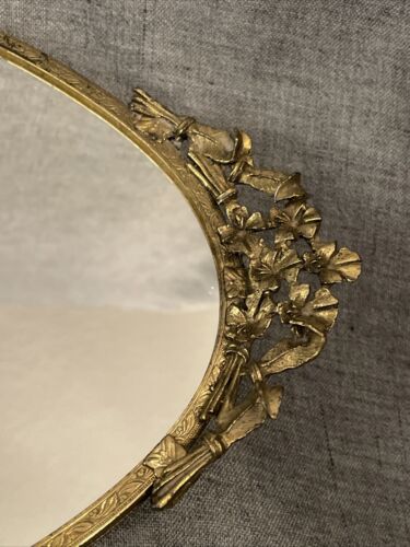 "Bandeja tocador globo ovalada espejada chapada en oro Ormolu floral vintage 17""" - Imagen 2 de 10