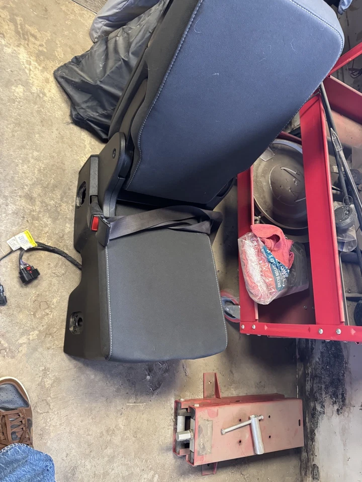 Apoyabrazos asiento saltador consola central Chevy GMC Silverado Sierra 14-19 OEM negro bonito Foto 2 de 3