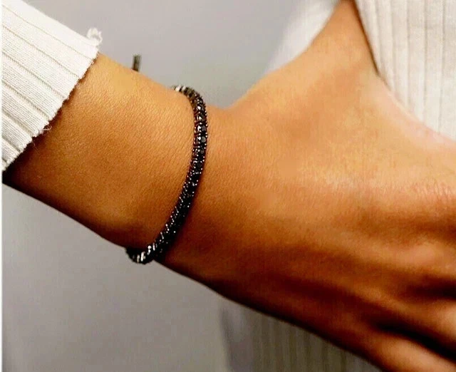 Brazalete para mujer de diamantes negros de corte redondo de 16 quilates enchapado en oro negro de 14 quilates Foto 2 de 4