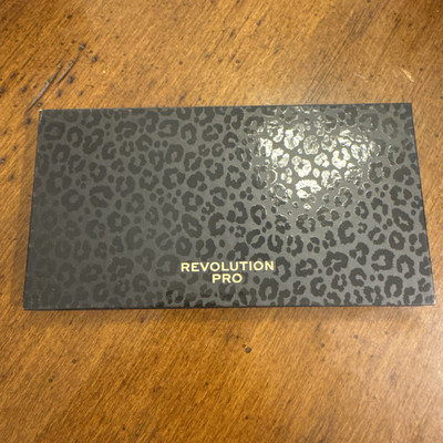 Makeup Revolution Pro - New Neutral Smoked Eyeshadow Palette 18 Shades  New CC