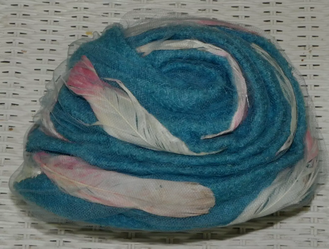 Chapeau en tissu aquatique vintage Christian Dior   plumes roses et blanches   couverture en maille fine