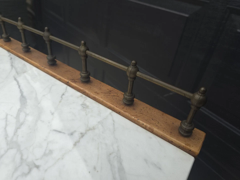 Mesa auxiliar vintage Pulaski con acento de boticario enrollable mármol madera de arce latón Foto 4 de 4