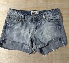 SO Women's Shorts Low Rise Flap Pockets Cuffed Shorts Size 3 waist 26) 2000s Y2K